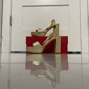 Vince Camuto VC-Pendry Gold Quilted Platform Heels – Size 8